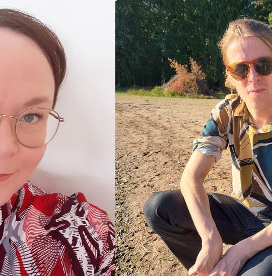Foton av Katri och Olli tillsammans. Katri har glasögon och röd skjorta. Olli har solglasögon, och är på en solig strand.