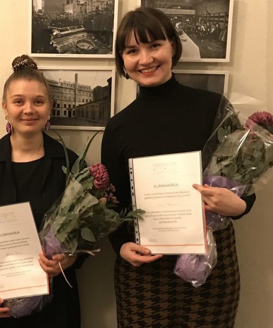 Pristagare 2021 med diplomer och blommor.